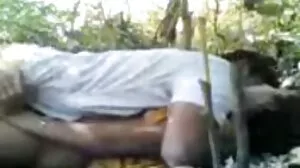 ஹார்னி ஸ்பானிய இல்லத்தரசி தனது பெரிய கழுதையை ஈட்டியாகப் பெறுகிறார்