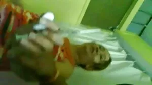 எல்சா ஜீன் படுக்கையில் விரிந்து கிடப்பதை பைஜ் கண்டுபிடித்தார்!