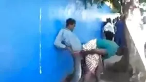 அழகாக விளிம்புகள் கொண்ட கழுதை பெருமையுடன் புணர்கிறது