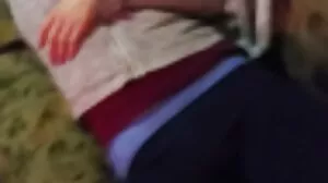 டிக் சக் செய்ய தோல் பதனிடுதல் படுக்கையில் இருந்து வெளியே வரும் வளர்ப்பு சகோதரி