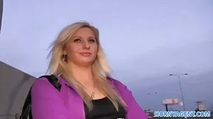 MILF சாரா வந்தெல்லா மாற்றாந்தாய்க்கு உதவுகிறார்