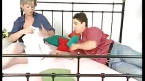 டைக் செய்யப்பட்ட - அழகான மில்ஃப், தனது பெற்றோர் வீட்டிற்கு வருவதற்கு முன், தில்டோ மீது பாரிய பட்டையுடன் ஹார்னி டீன் பேங்க்ஸ்