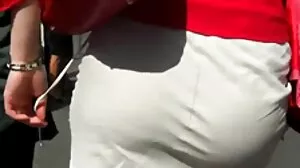 டெக்சாஸ் பட்டியில் லக்கி ஸ்டட் ஜெர்ரி அதைப் பெறுகிறார்