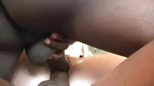 ஏரியா லீ தனது வாடிக்கையாளரை மகிழ்விக்க ஸ்டெப்மாவுடன் இணைகிறார்