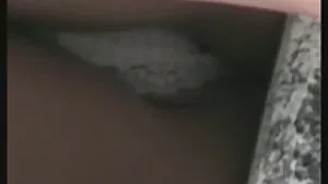 ஹாட்டி ஒரு பெரிய பொம்மையால் தன் கண்ணை ஈரமாக்குகிறாள்