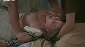 ப்ரூனெட் MILF POV காட்சியில் தடிமனான சேவல் மூலம் தீவிரமாக துளையிடப்படுவதை ரசிக்கிறார்