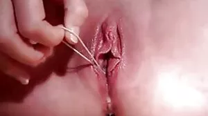 கவர்ச்சியான டீன் வலேரி காரில் மாட்டிக்கொண்டாள்