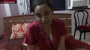 கெட்ட பையன் அலெக்ஸின் கழுதையுடன் விளையாடுகிறான்